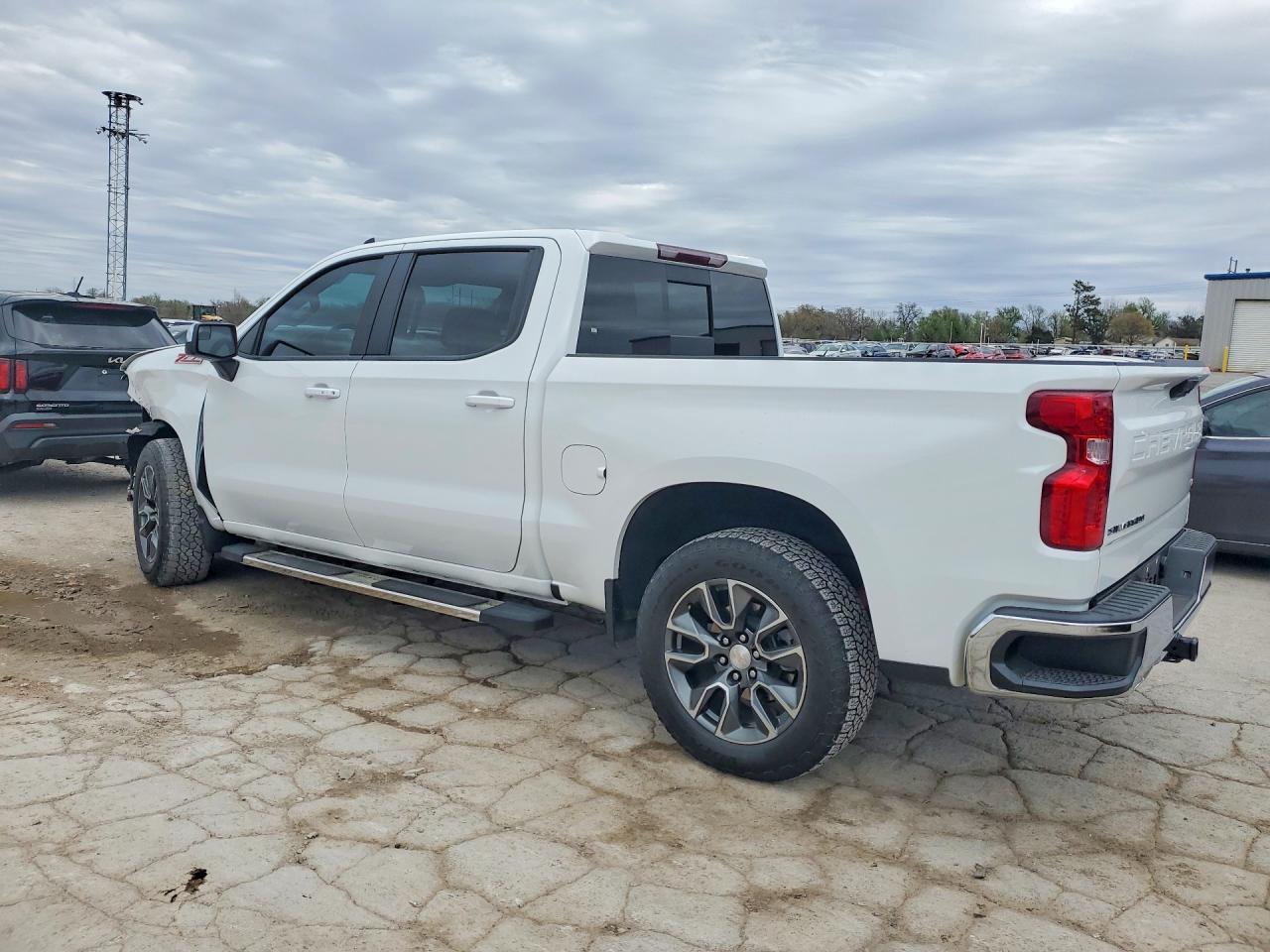 2023 Chevrolet Silverado K1500 Lt - zdjęcie 2
