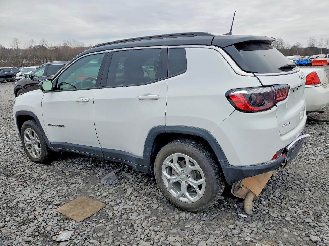 2024 Jeep Compass Latitude - zdjęcie 2