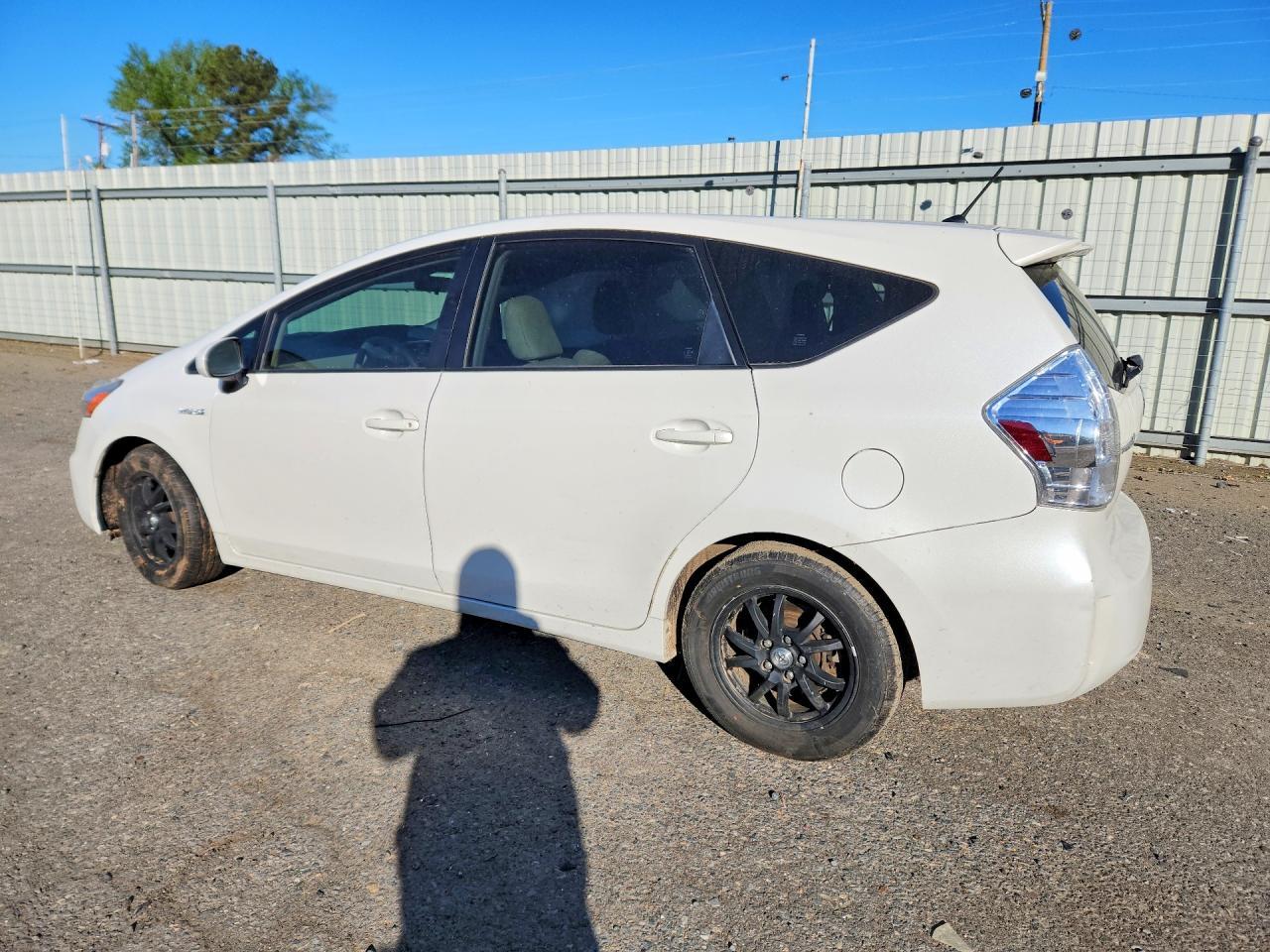 2013 Toyota Prius V Two - zdjęcie 2
