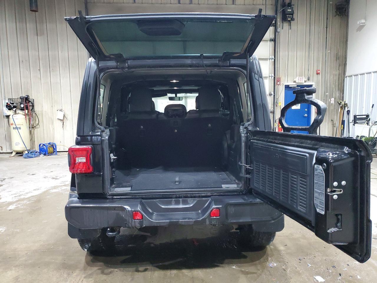 2018 Jeep Wrangler Unlimited Sahara - zdjęcie 6