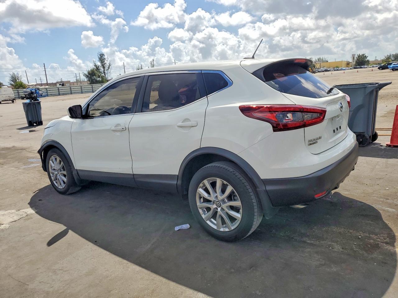 2021 Nissan Rogue Sport S - zdjęcie 2