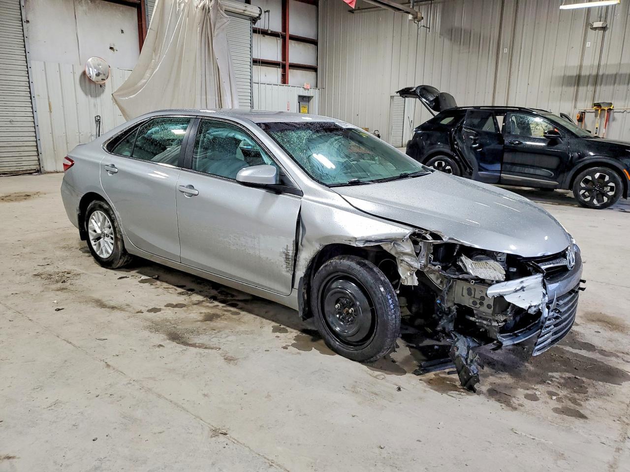 2017 Toyota Camry Le - zdjęcie 4