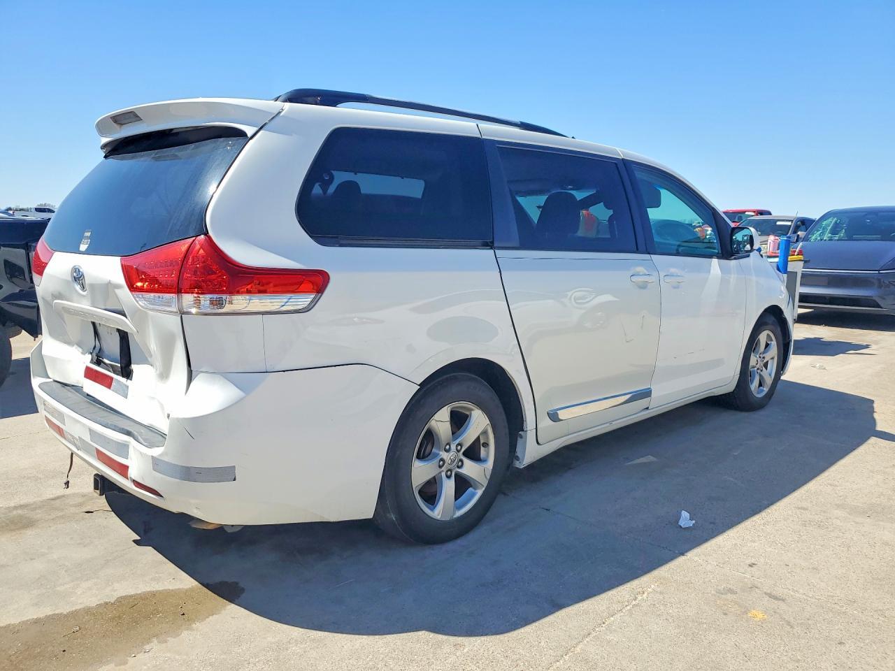 2013 Toyota Sienna Le 8-Passenger - zdjęcie 3