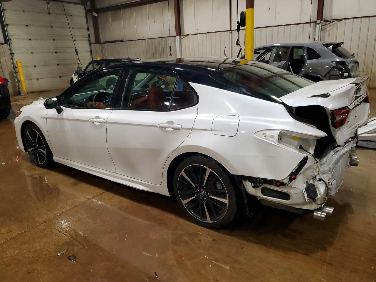 2018 Toyota Camry Xse - zdjęcie 2