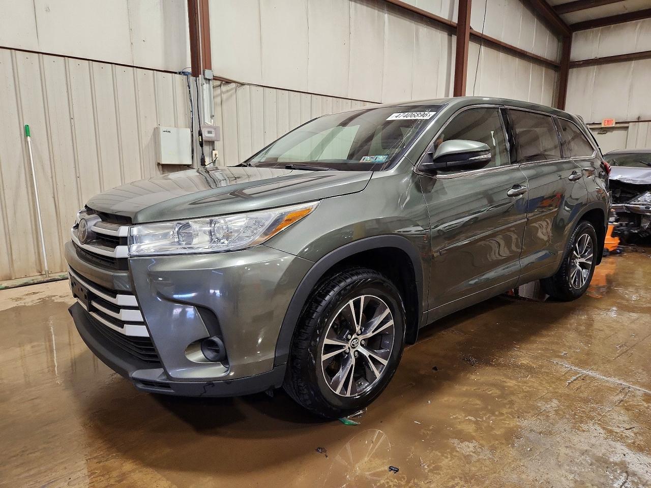 2017 Toyota Highlander Le - zdjęcie główne