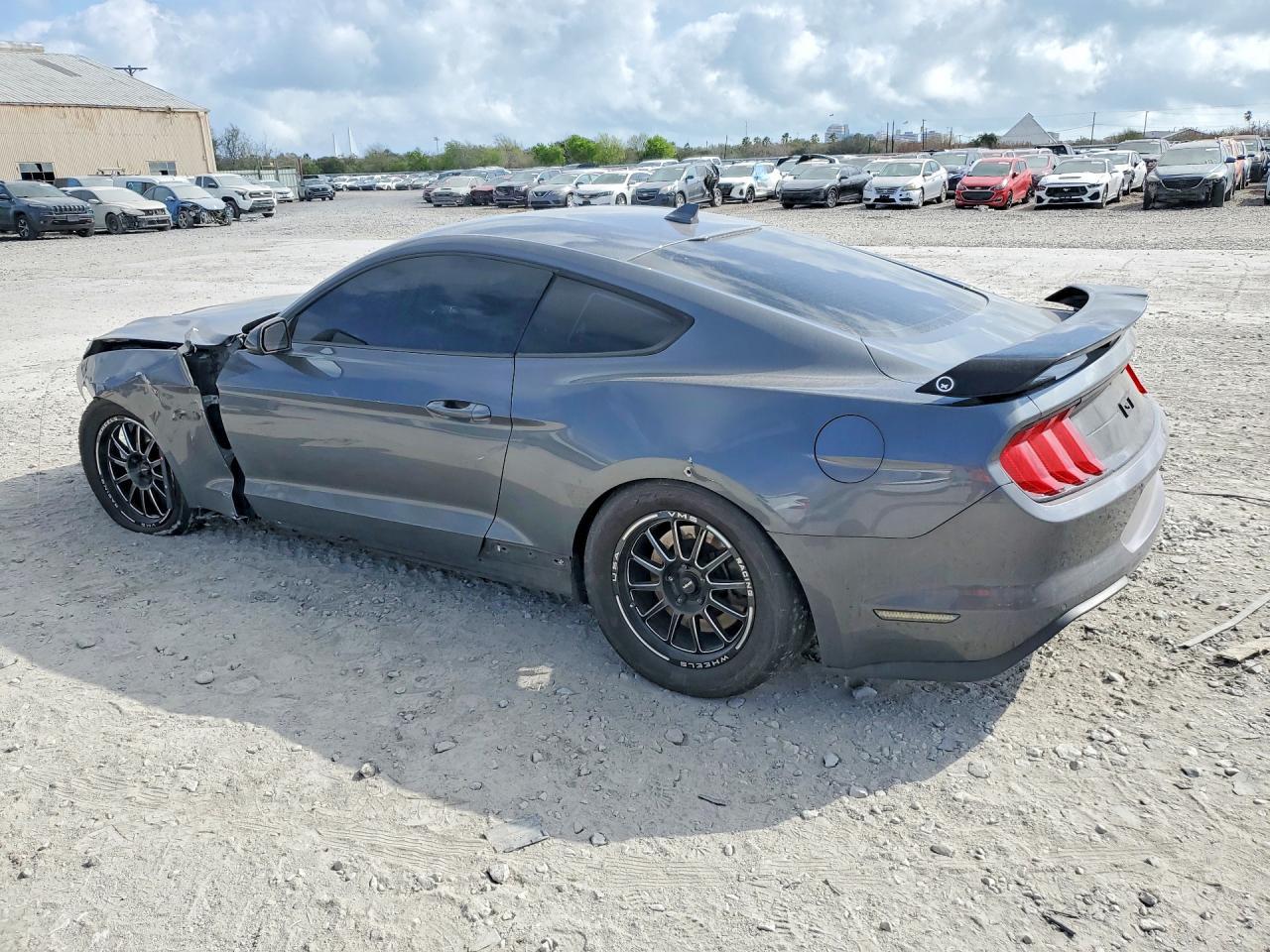 Ford Mustang - zdjęcie 2