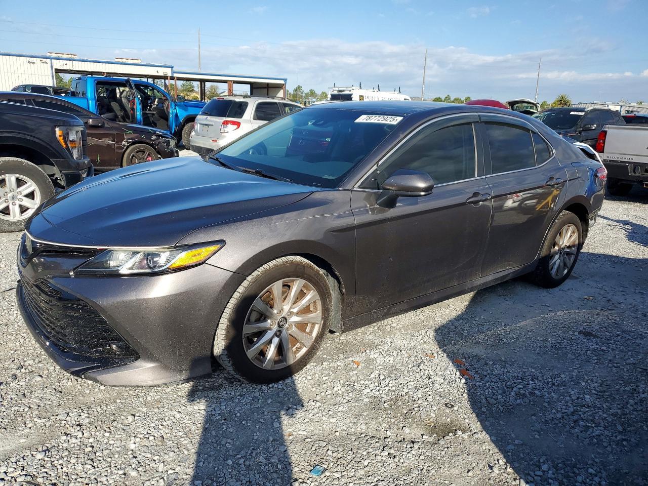 2019 Toyota Camry Le - zdjęcie główne