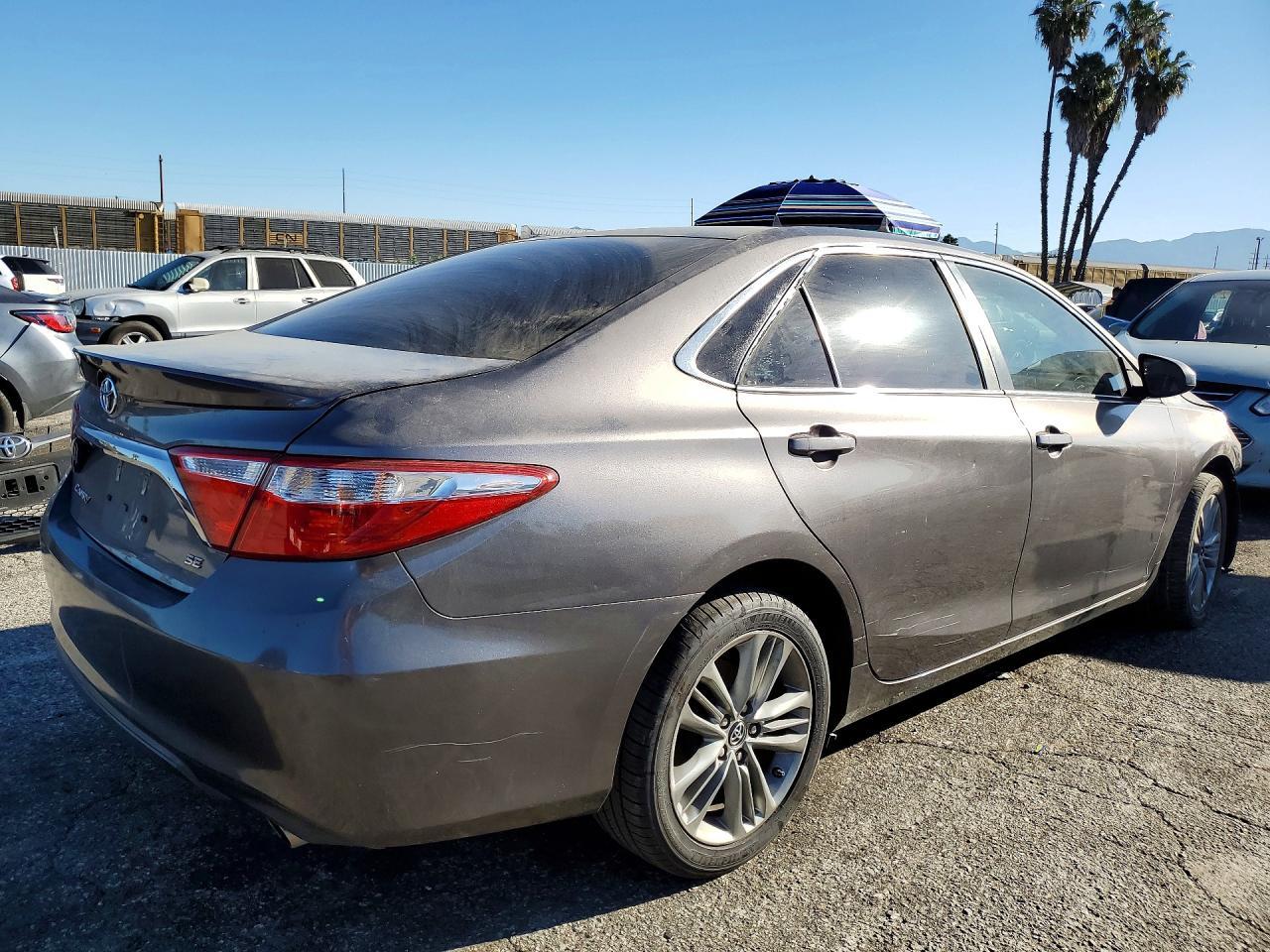 2016 Toyota Camry Se - zdjęcie 3