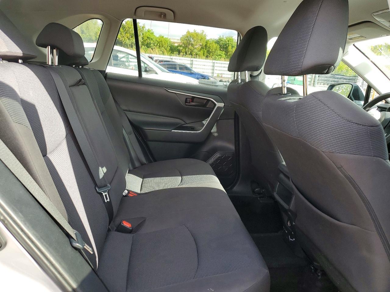 2020 Toyota Rav4 Le - zdjęcie 11