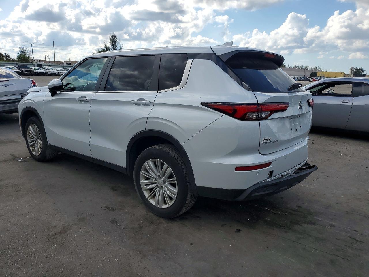 2024 Mitsubishi Outlander Es - zdjęcie 2