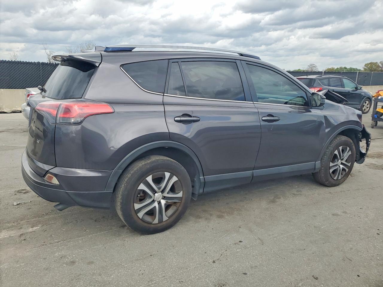 2018 Toyota Rav4 Le - zdjęcie 3