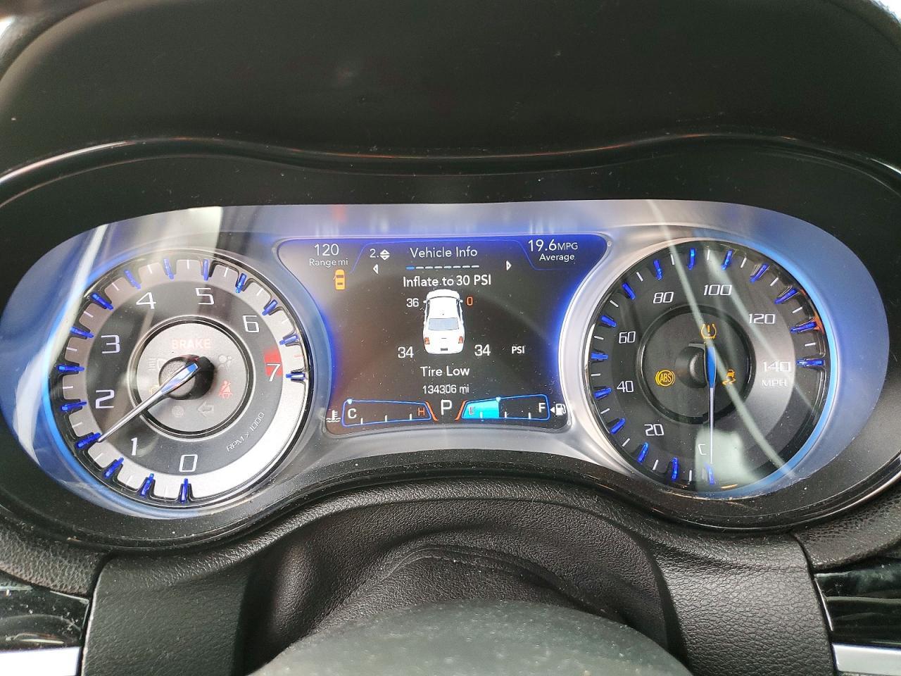 2017 Chrysler 300 S - zdjęcie 9