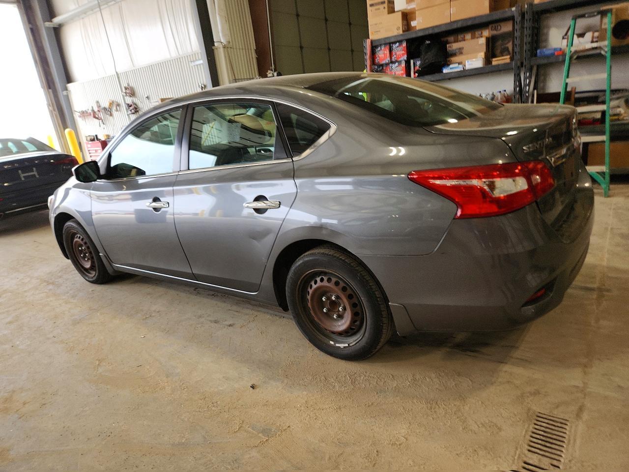 2019 Nissan Sentra S - zdjęcie 2