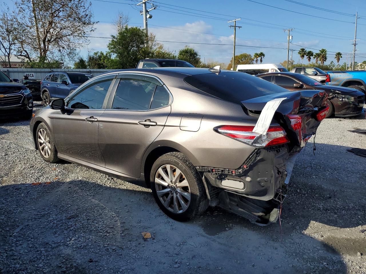 2019 Toyota Camry Le - zdjęcie 2