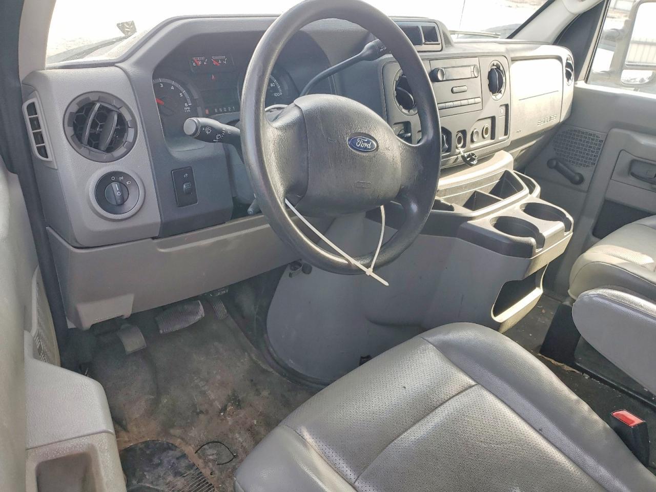 2013 Ford Econoline E250 Van - zdjęcie 8