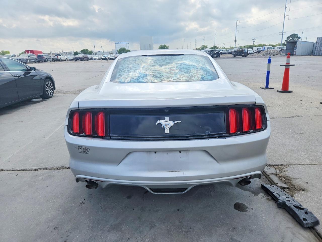 2015 Ford Mustang - zdjęcie 6