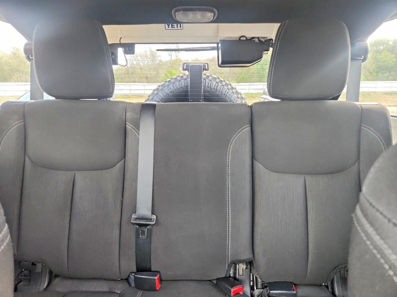 2015 Jeep Wrangler Unlimited Sahara - zdjęcie 10