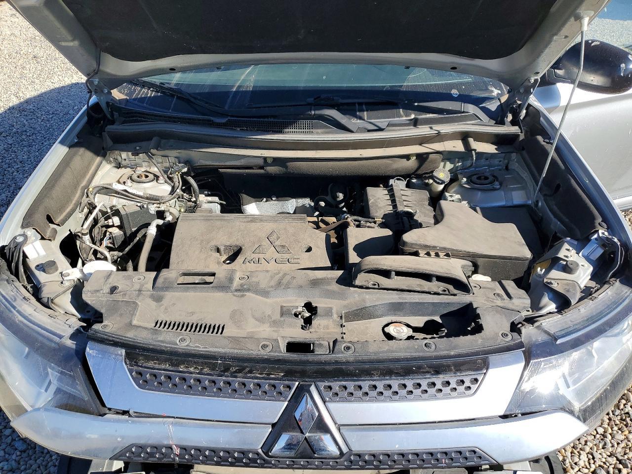 2020 Mitsubishi Outlander Es - zdjęcie 12