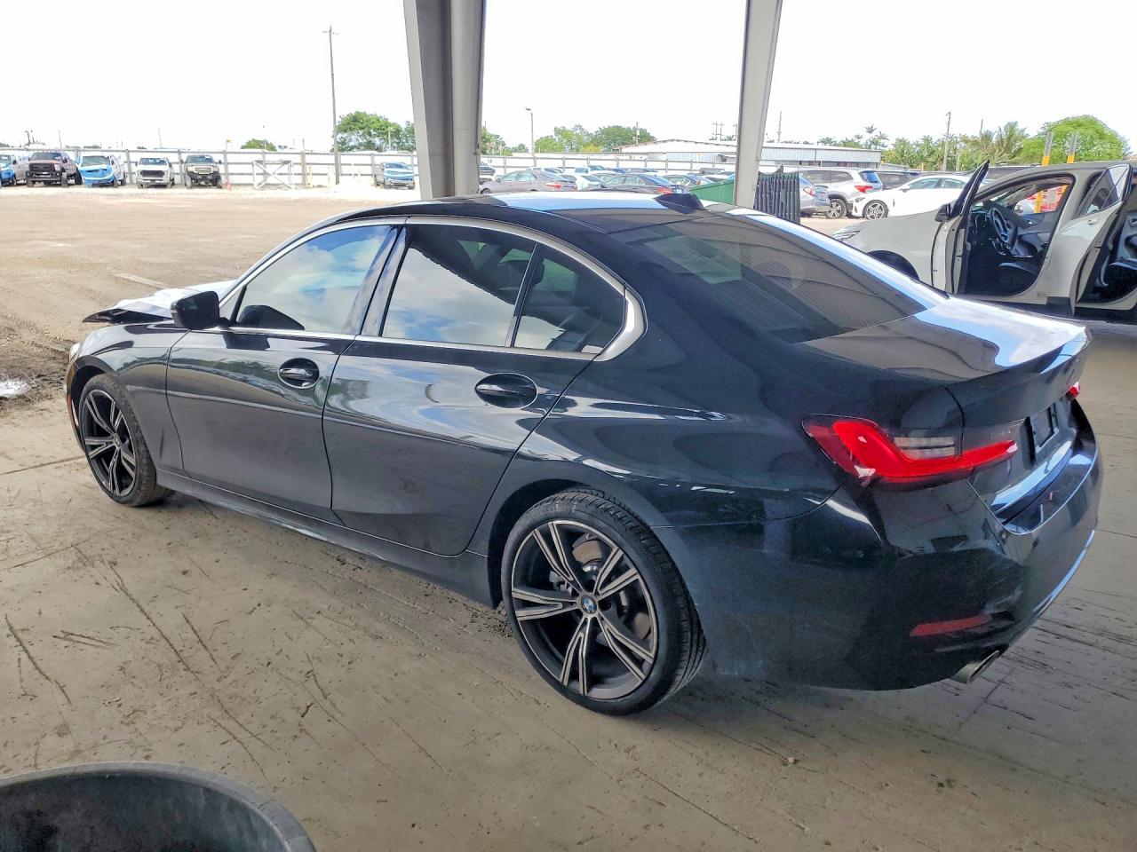 2024 BMW 330I - zdjęcie 2