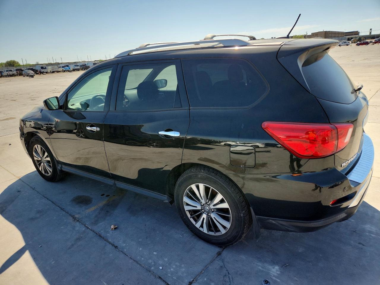 2018 Nissan Pathfinder Sv - zdjęcie 2