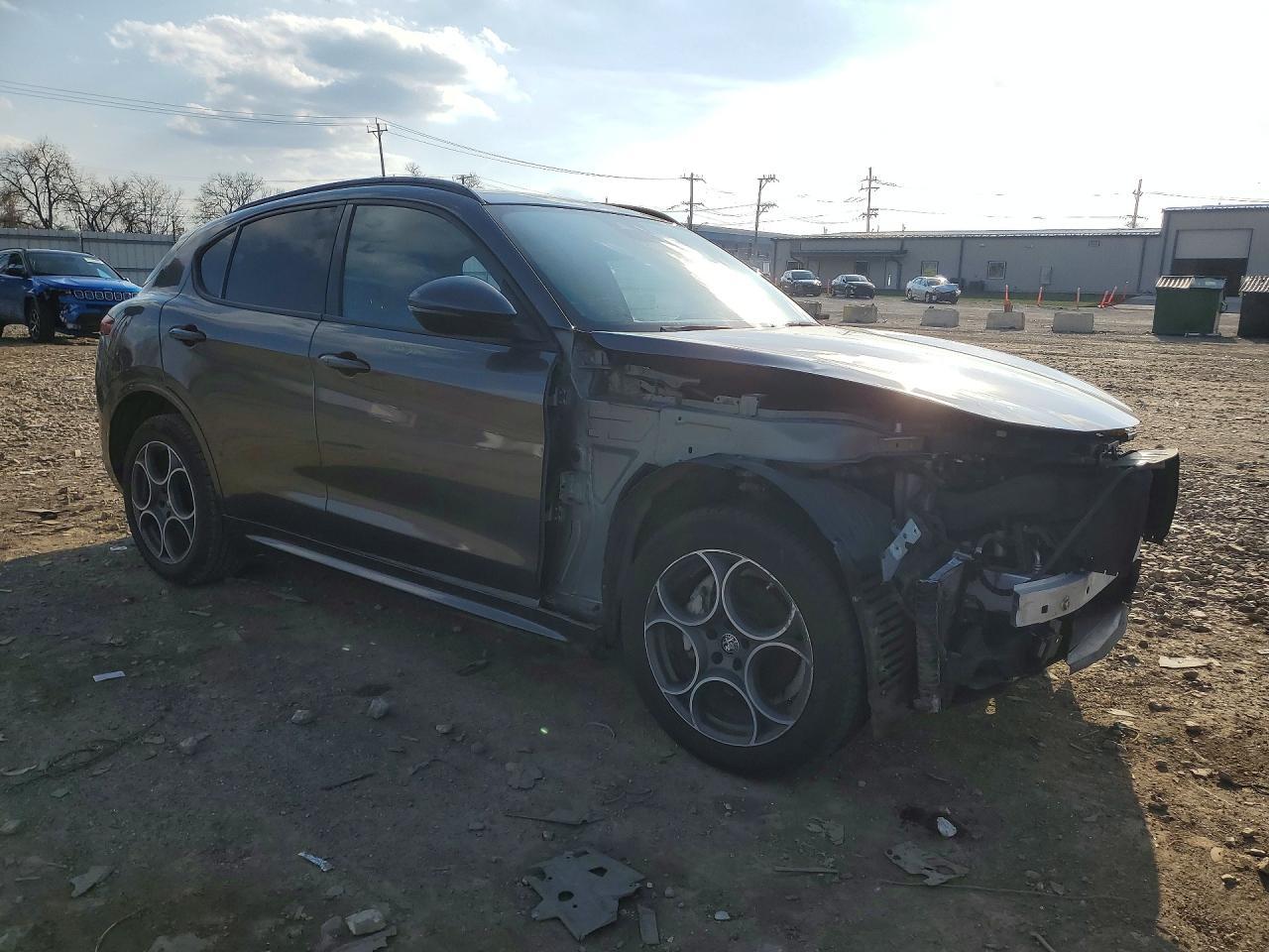 2022 Alfa Romeo Stelvio Ti - zdjęcie 4