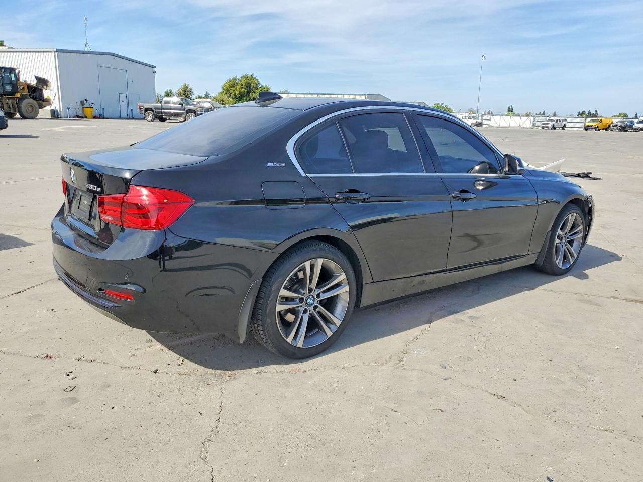 2017 BMW 330E - zdjęcie 3