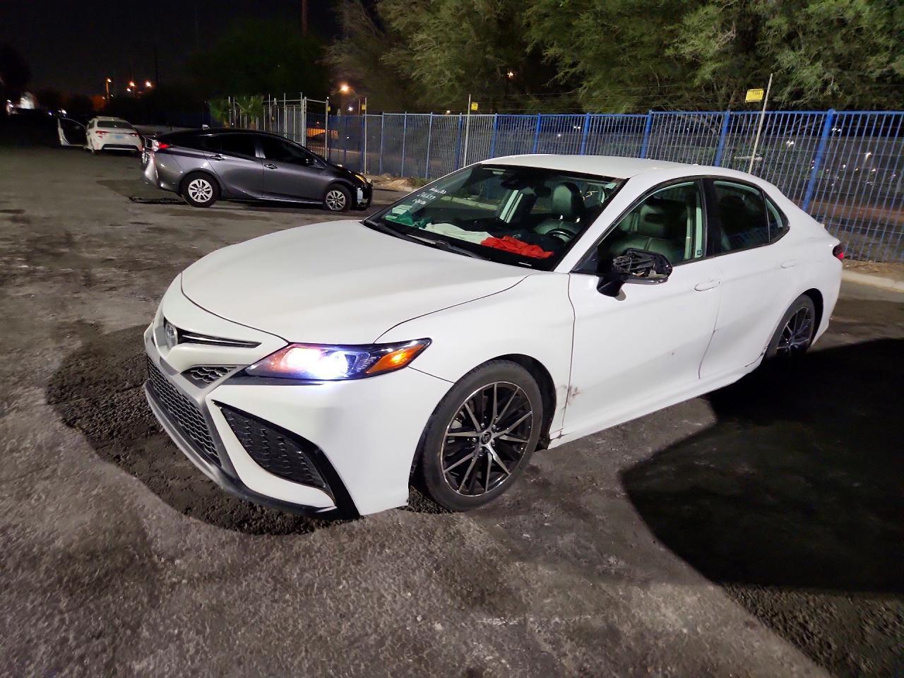 2022 Toyota Camry Se - zdjęcie główne