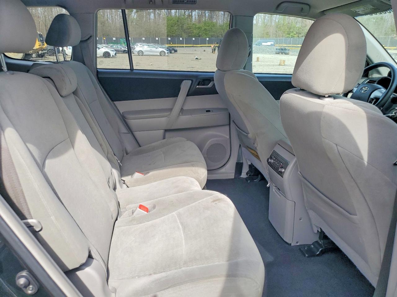 2013 Toyota Highlander Plus - zdjęcie 11