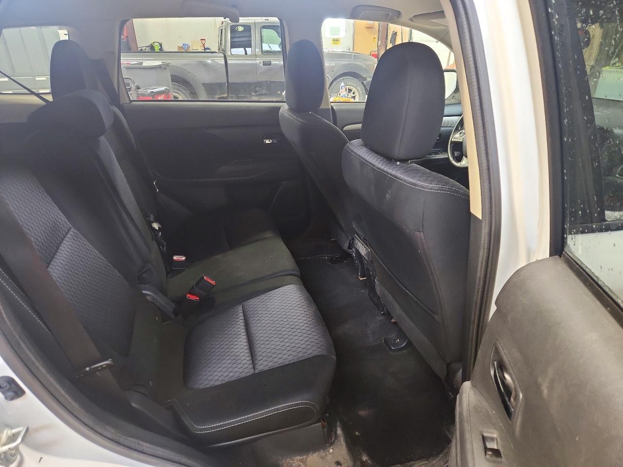 2015 Mitsubishi Outlander Es - zdjęcie 11