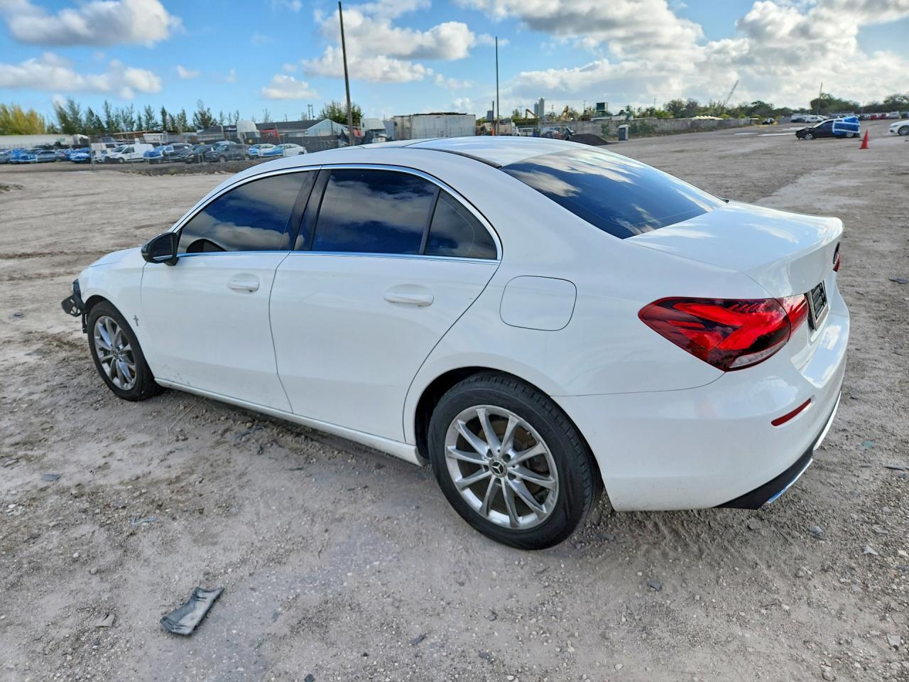 2021 Mercedes-Benz A 220 - zdjęcie 2