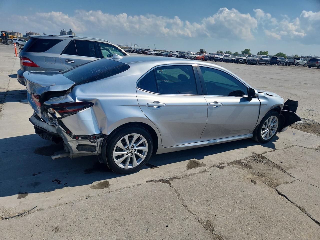 2024 Toyota Camry Le - zdjęcie 3