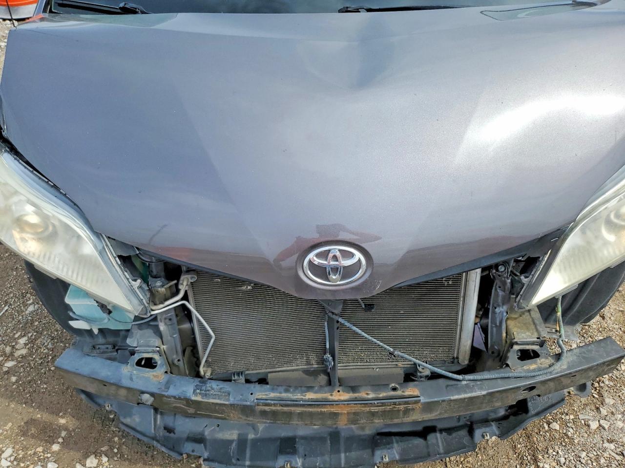 2013 Toyota Sienna Le 8-Passenger - zdjęcie 12
