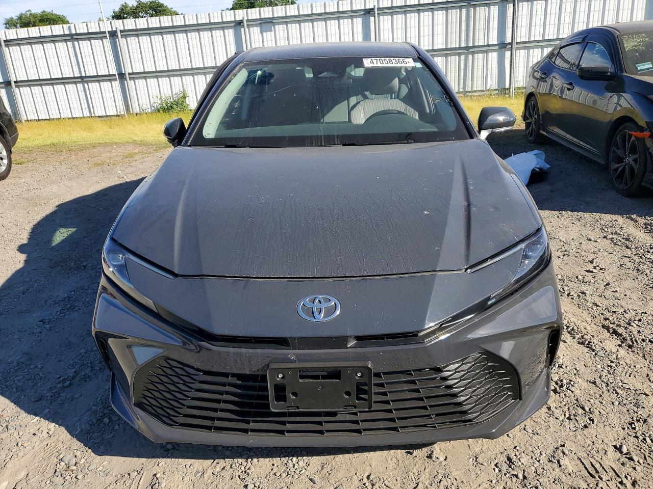 2025 Toyota Camry Le - zdjęcie 5