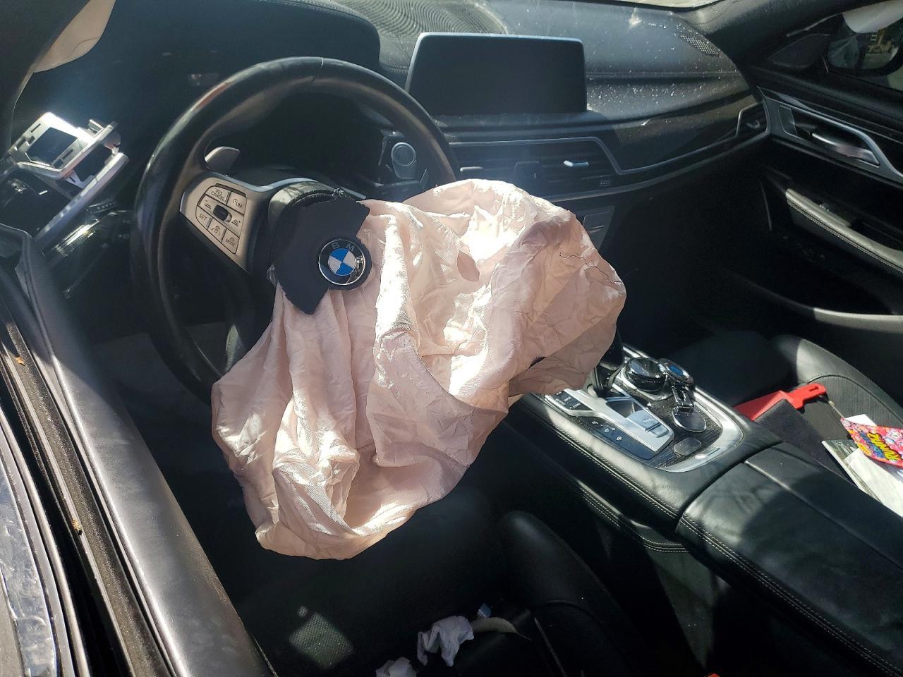 2022 BMW 750 Xi - zdjęcie 8