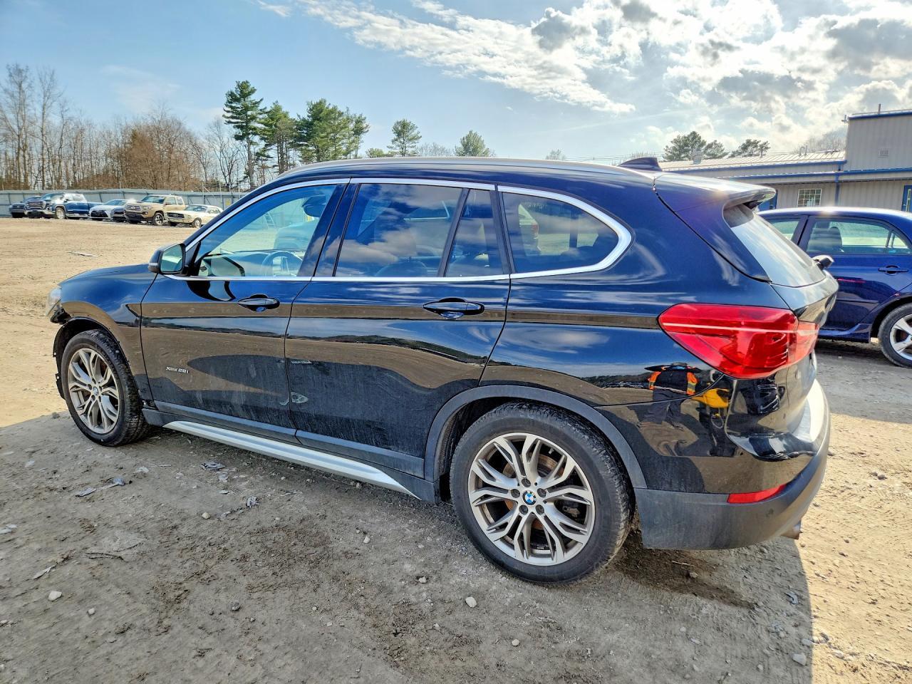 2017 BMW X1 xDrive28I - zdjęcie 2