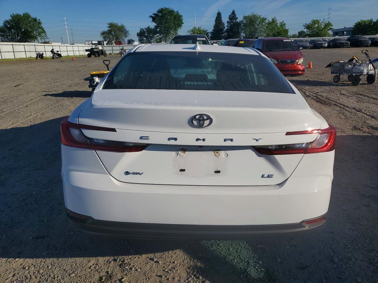 2025 Toyota Camry Le - zdjęcie 6