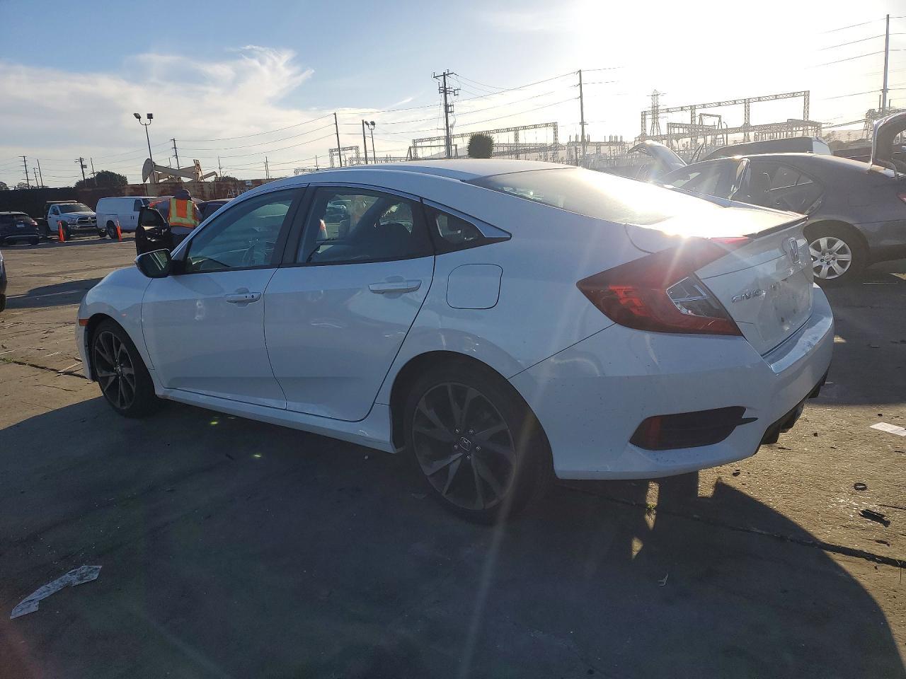 2019 Honda Civic Sport - zdjęcie 2