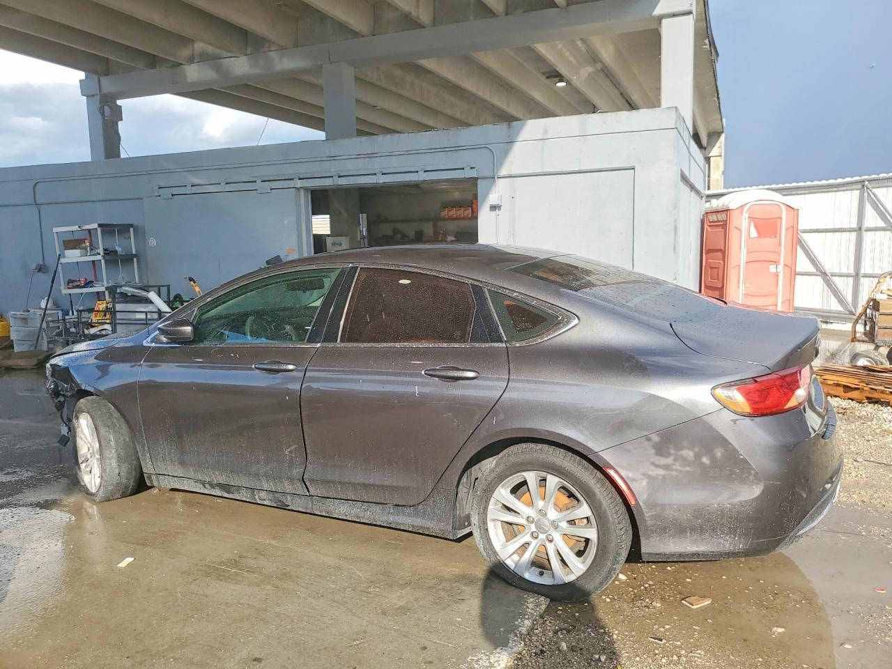 2015 Chrysler 200 Limited - zdjęcie 2