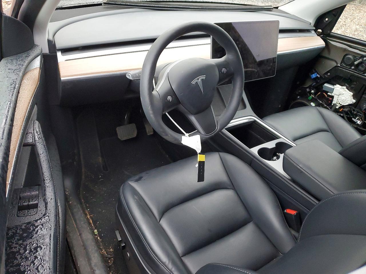 2025 Tesla Model Y - zdjęcie 8