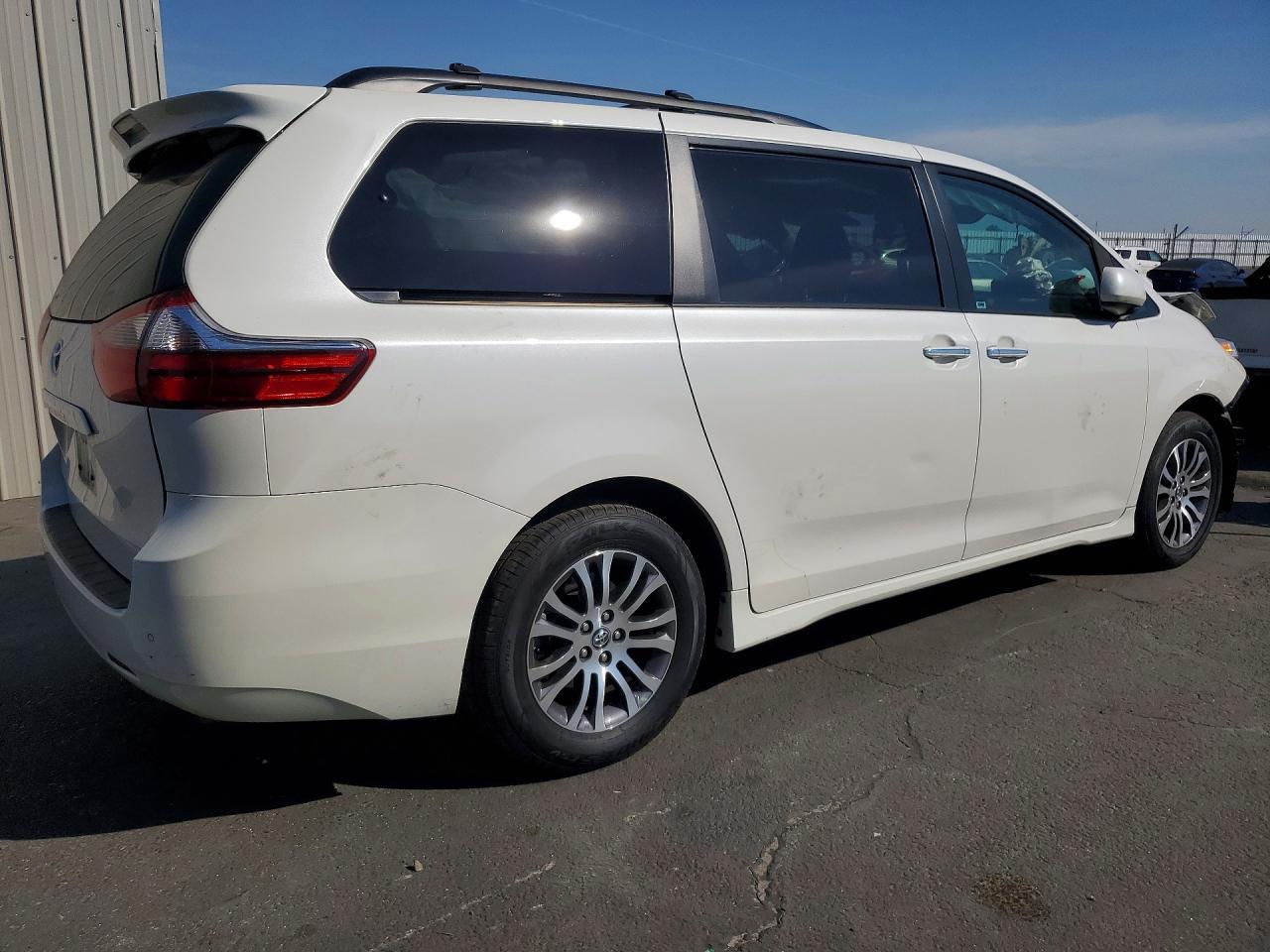 2020 Toyota Sienna Xle Premium 8-Passenger - zdjęcie 3