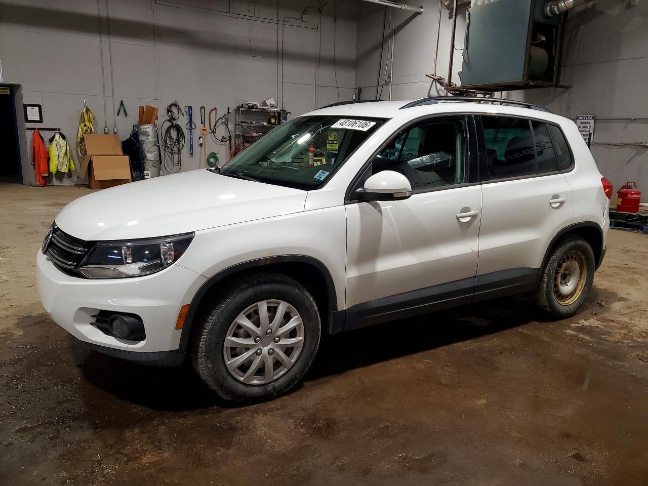 2014 Volkswagen Tiguan S - zdjęcie główne