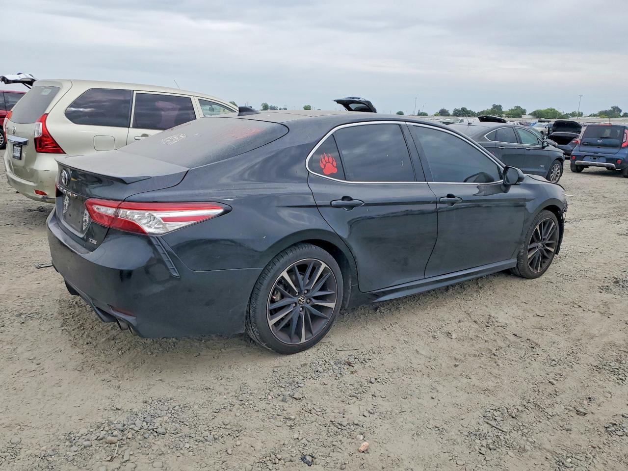 2020 Toyota Camry Xse - zdjęcie 3
