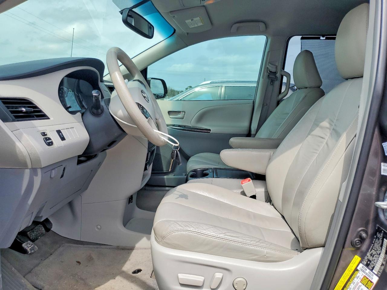 2013 Toyota Sienna Le 8-Passenger - zdjęcie 7