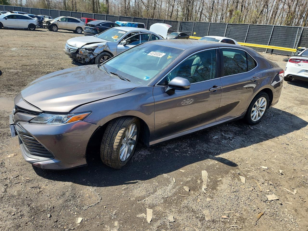 2018 Toyota Camry Le - zdjęcie główne