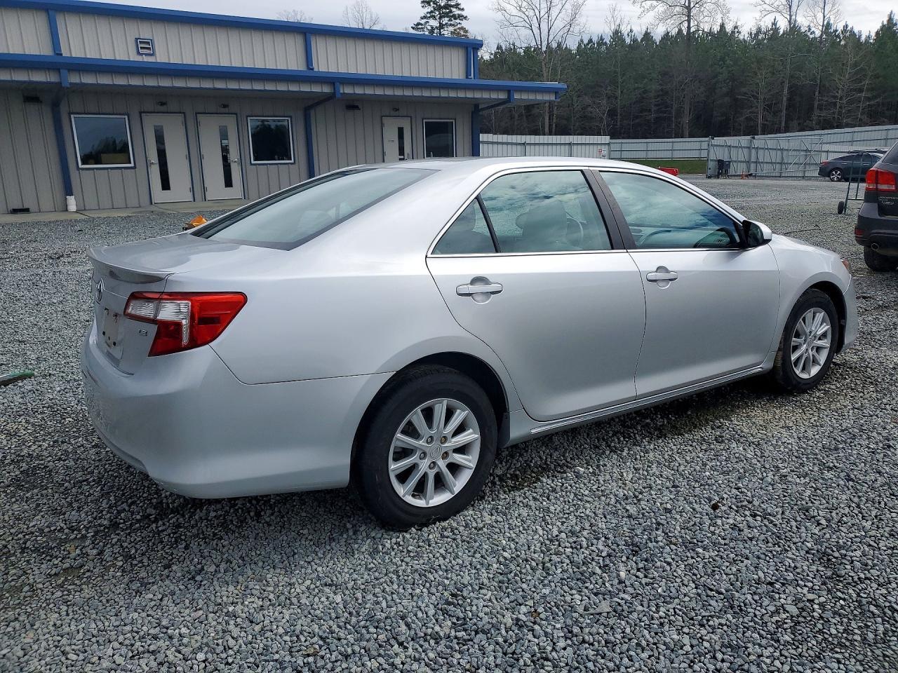 2014 Toyota Camry Le - zdjęcie 3