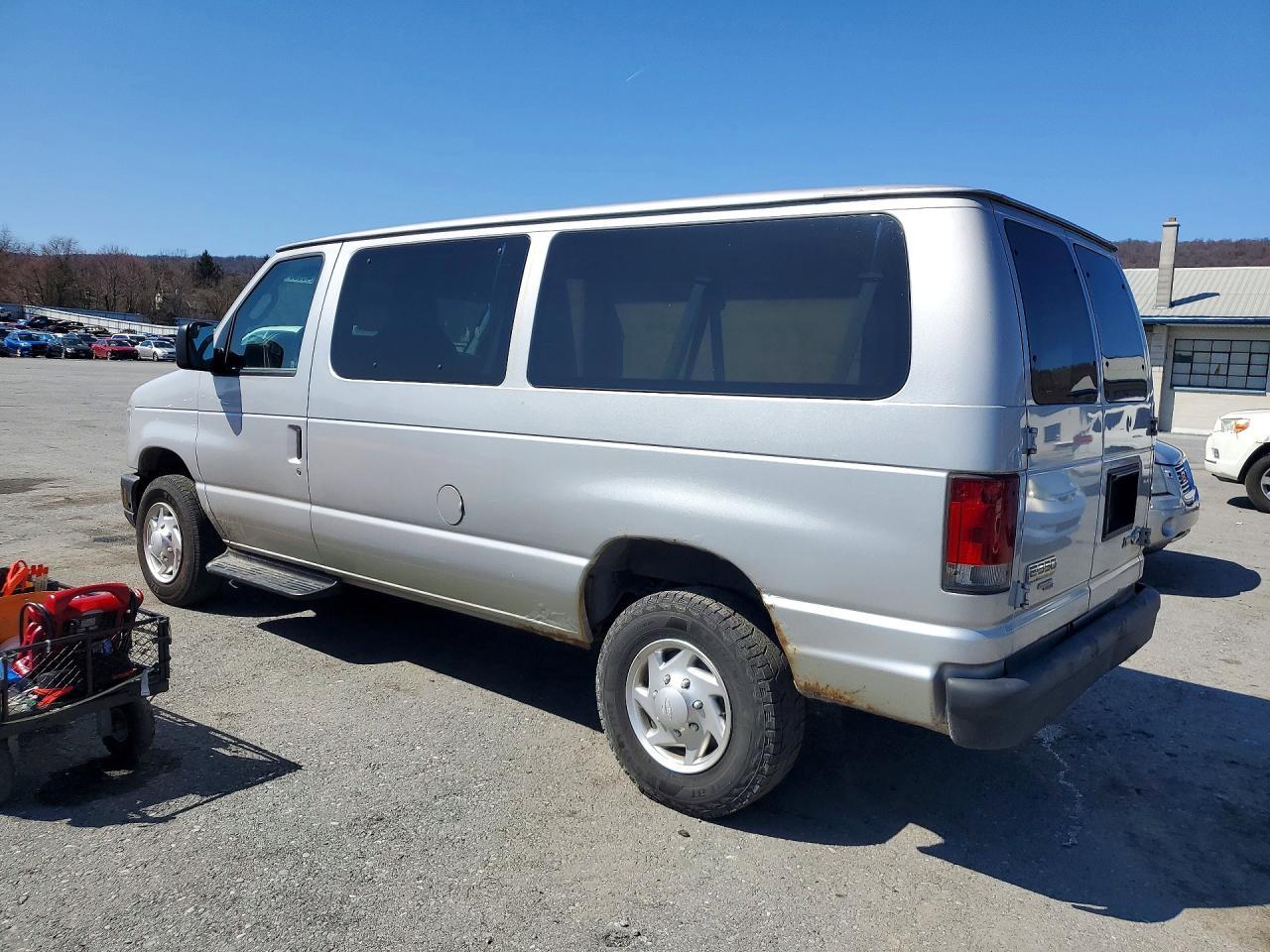 2013 Ford Econoline E350 Super Duty Wagon - zdjęcie 2