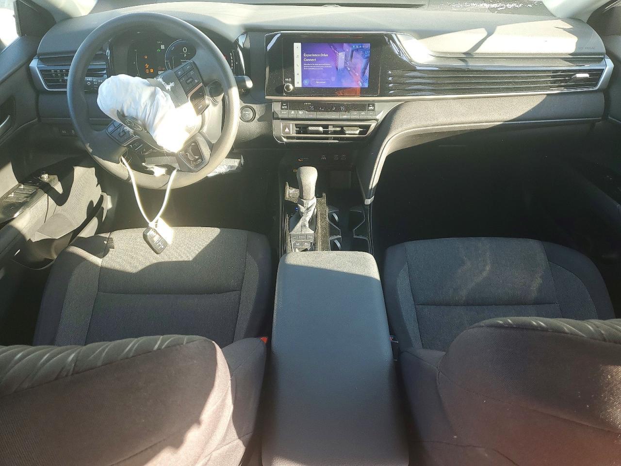 2025 Toyota Camry Le - zdjęcie 8