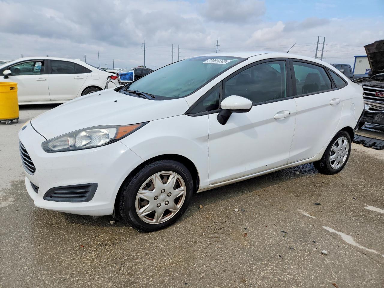 2018 Ford Fiesta S - zdjęcie główne