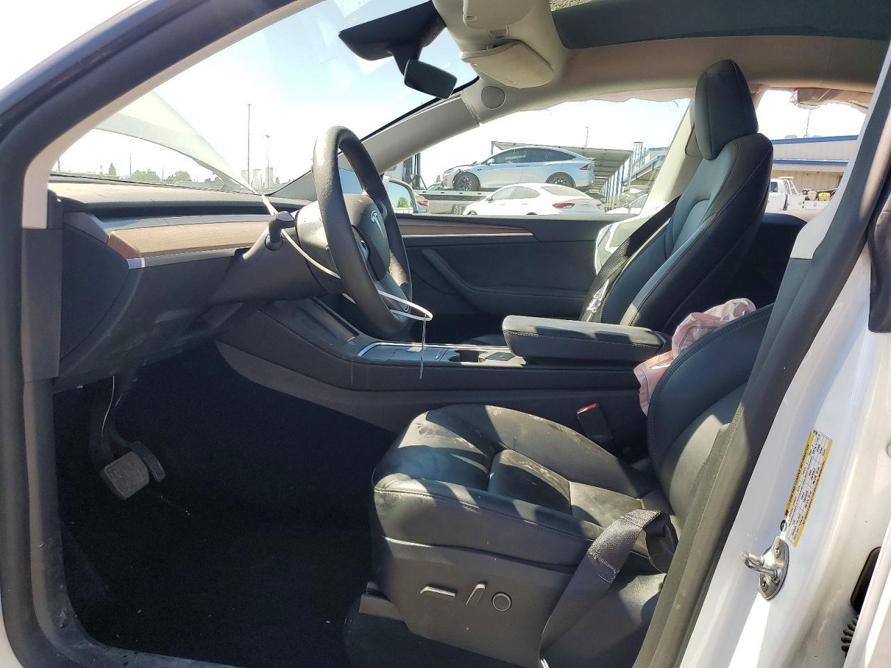 2025 Tesla Model Y - zdjęcie 7
