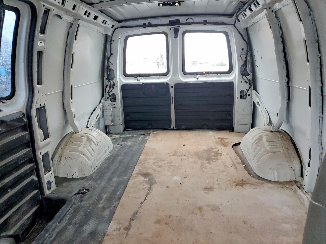 2023 GMC Savana G2500 - zdjęcie 10